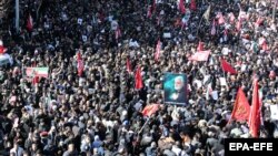 انلاین خپرو شویو ویډیوګانو کې ښکاري چې بې ساه خلک د سړک پر غاړه پراته دي او نور ناري وهي او هڅه کوي چې له ټپیانو سره مرسته وکړي.