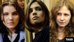 Trupa punk Pussy Riot(de la stînga la dreapya) Ekaterina Samusevici, Nadejda Tolokonnikova and Maria Aliohina, la un tribunal din Moscova, 19 aprilie 2012