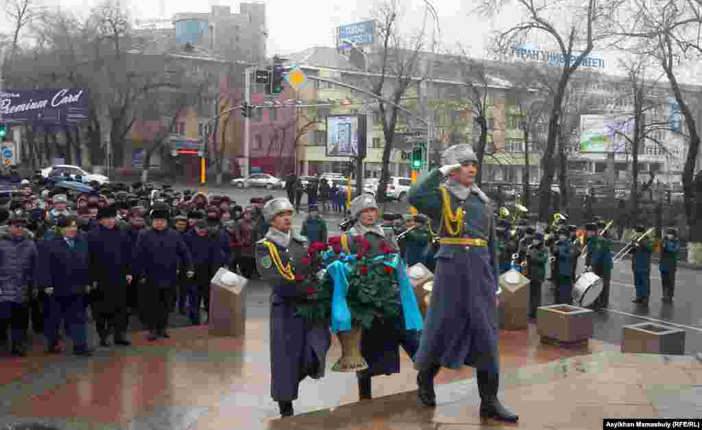 В церемонии возложения цветов к монументу «Рассвет независимости» приняли участие аким города Алматы Бауыржан Байбек, политик и поэт Мухтар Шаханов, писатель Софы Сматаев, представители молодежных организаций.
