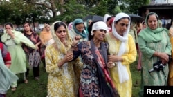 د کنټرول لاین په هندي لوري کې د یو ۱۳ کلن وژل شوي ماشوم مور او نور خپل خپلوان د ویر پر مهال 