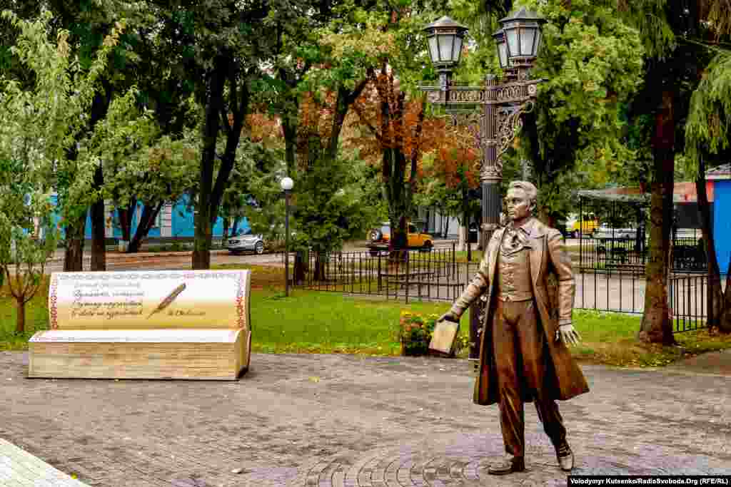 Одним із наочних результатів роботи мера Мішеля Терещенка місцеві жителі називають встановлення пам’ятника Тарасові Шевченку у 2017 році. Скульптурний ансамбль на честь Кобзаря прилягає до паркової зони. Але реконструкція доріжок у ній не відбувалася вже давно