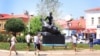 Люди у памятника красноармейцу Мише Гаврилову. Уральск, 2 июня 2015 года.