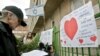 Israel -- A woman says a prayer for Israeli Prime Minister Ariel Sharon outside Hadassah Hospital, in Jerusalem, 10 Jan. 2006
