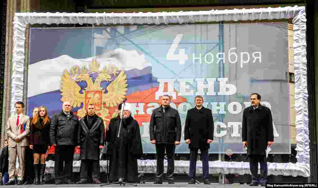 Перед присутніми виступили представники кримської влади – «прем'єр-міністр» Криму Сергій Аксьонов і глава «Держради» Володимир Константинов