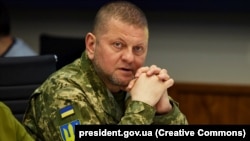 Валерій Залужний зауважив, що противник «масово застосоває артилерію і має десятикратну вогневу перевагу», Україні потрібно більше артилерійських систем калібру 155 мм.