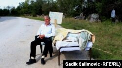 Босни-ХIерцоговина - Хасанович Жамала протест кхайкхийна, шен сербаша доьза вайина кIант схьалахар доьху цо Iедале, 2014

