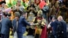 Президент Сооронбай Жээнбеков Бээжинде "Манас" операсына барган учур. 