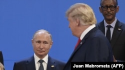 Владимир Путин (слева) и Дональд Трамп (справа) на саммите лидеров "Большой двадцатки" в Аргентине 30 ноября 2018
