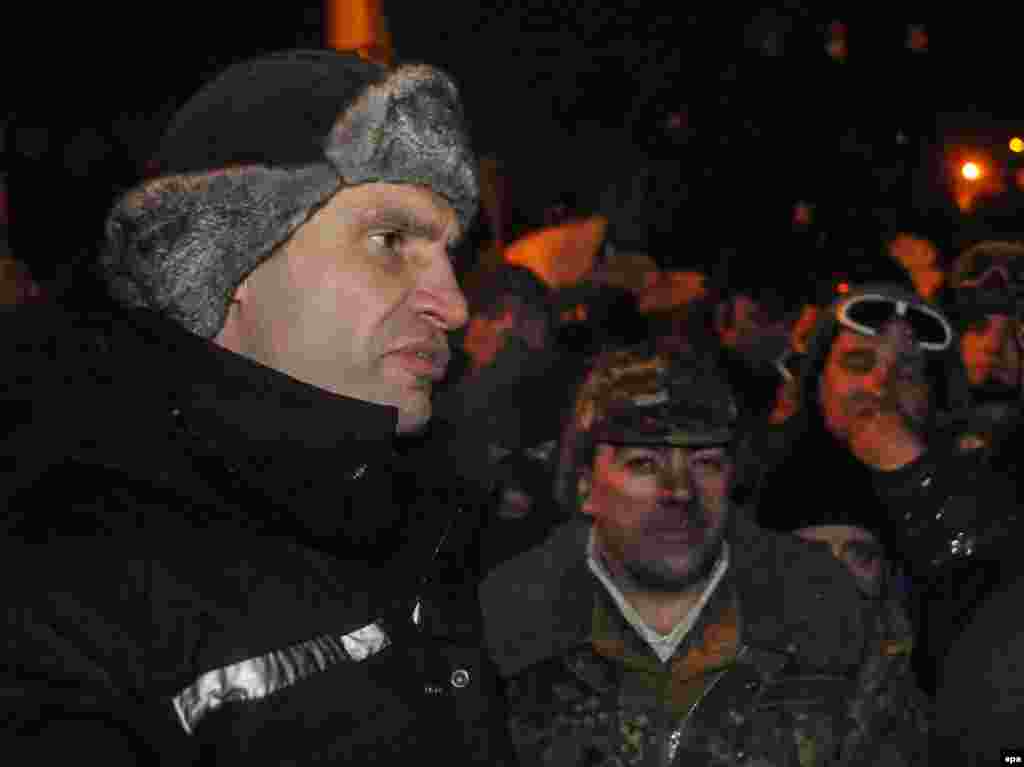 Opozicioni lider Vitali Kličko sa demonstrantima na ulicama Kijeva, 24. januar 2014.