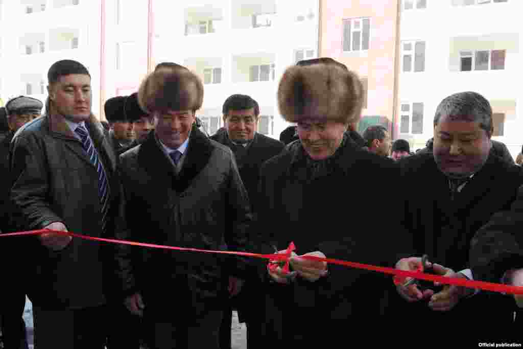 Президент КР Атамбаев и мэр Оша Мырзакматов на церемонии сдачи домов, построенных для милиционеров.