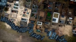 Тела погибших перед захоронением на кладбище в Буче. Расстрелы мирных жителей в этом городе близ Киева являются одним из самых вопиющих случаев нарушения российской армией обычаев ведения войны