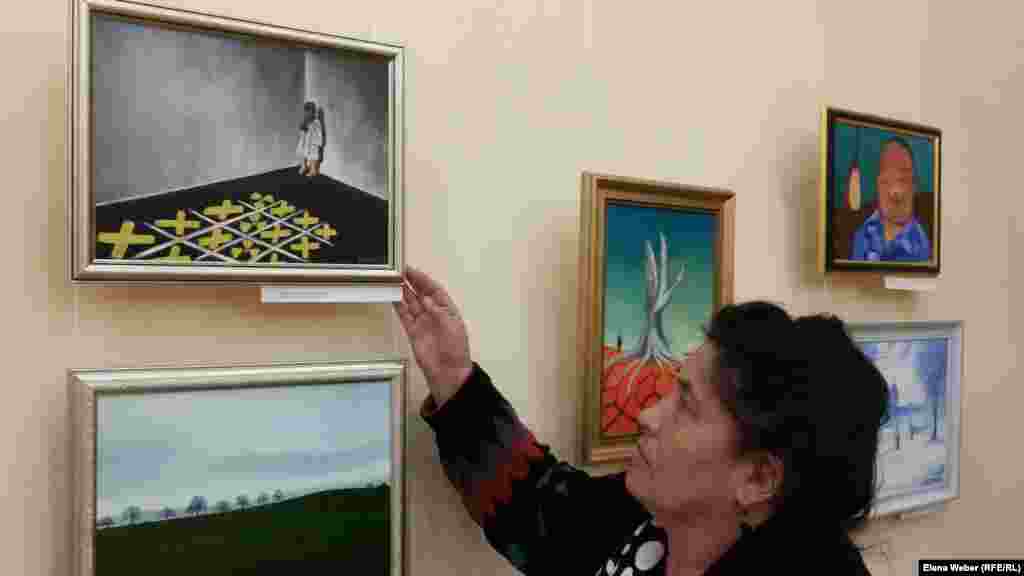 Около 60 работ 49-летнего художника Карипбека Куюкова представлено на персональной выставке в Караганде - городе, где он живет сейчас. Основная часть картин – на тему ядерного полигона, взрывов и его последствий, которые отразились на людях и природе.Очень часто на холсте можно увидеть страдающих детей.