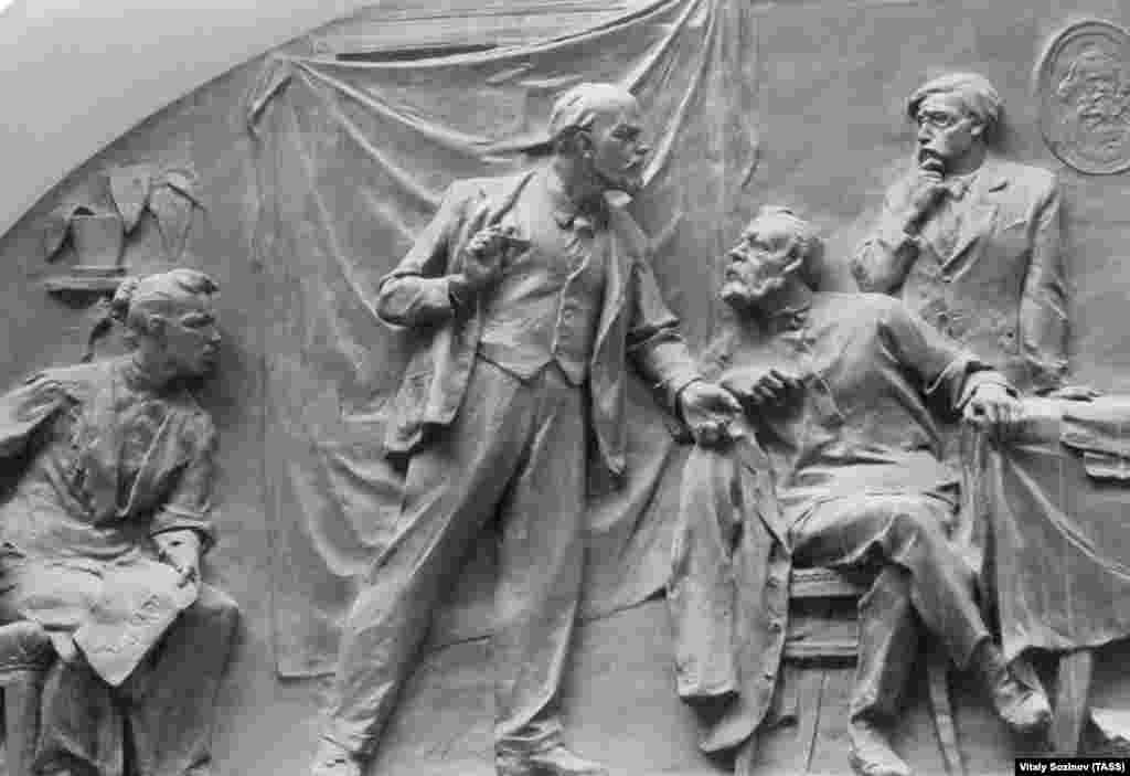 A detail of the museum exterior depicting a scene from Lenin's life The museum was shut down and its artifacts sent to museums after the November 1989 Velvet Revolution. 