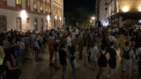 Okupljeni građani na antivladinom protestu ispred Filozofskog fakulteta u Beogradu, 22.8.2025. 