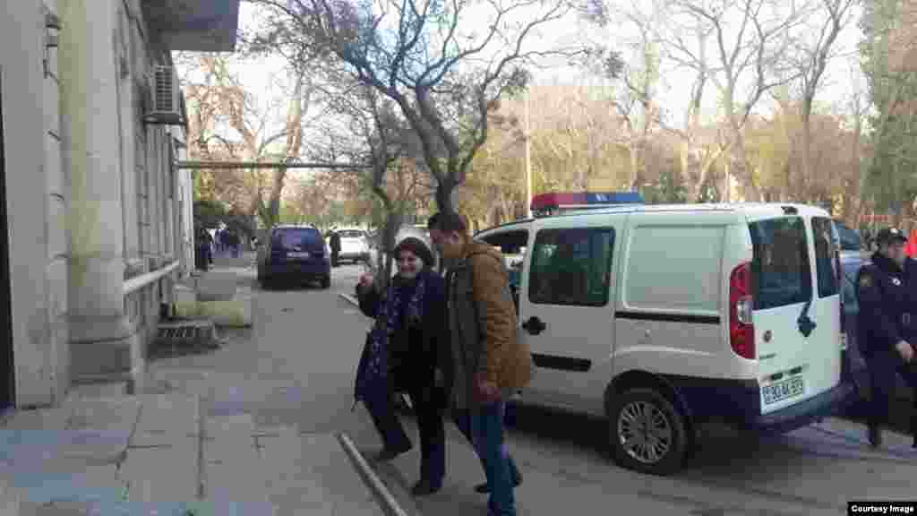 Xədicə İsmayıl həbs qərarından az öncə məhkəməyə aparılarkən. 5 dekabr 2014. 