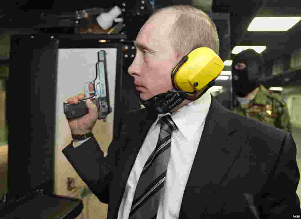 Rusiya prezidenti Vladimir Putin Baş Kəşfiyyat İdarəsinin (QRU) qərargahında tapançadan atəş atır.&nbsp;