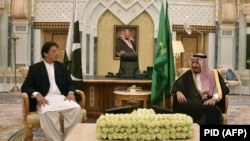Saudi King Salman (right) meets with Pakistani Prime Minister Imran Khan in Riyadh on October 23.