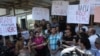 Архивска фотографија: Новинарите протестираа против продолжувањето на притворот на Томислав Кежаровски пред Основниот суд Скопје 1 на 25 јули 2013.