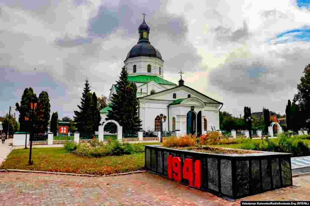 У Глухові збереглося чимало історичних пам’яток, зокрема архітектурних споруд. На одному з центральних майданів розташовано одразу дві церкви – Спасо-Преображенська та Трьох-Анастасіївська. Обидві належать до УПЦ (МП) і вважаються головними окрасами міста. Між ними споруджено пам’ятний ансамбль на честь загиблих у Другій світовій війні солдатів