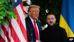 Američki predsjednik Donald Trump pozdravlja ukrajinskog predsjednika Volodimira Zelenskog u Bijeloj kući 18. augusta 2025.