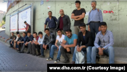 Türkiýe. Stambulda gündelik işe garaşýan migrantlar.