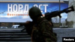Орсийчоь -- Оьрсийчоьнан лерринчу полицин декъан белхахо ву нохчийн гIаттамхоша дIалаьцначу Дубровкерчу театрна хьалхахула волуш, 25ГIад2002