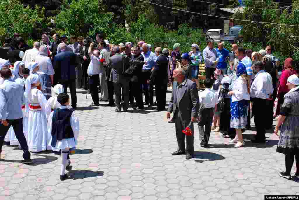Около Храма в честь иконы Божией Матери "Утоли моя печали" в поселке имени Панфилова собрались жители поселка, гости из Алматы, Москвы и Афин.
