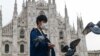 Un turist în Piața Duomo din Italia. Martie 2020