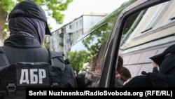 За словами ДБР, підозрюваний нараховував собі премії «усупереч чинному законодавству без погодження із Кабінетом міністрів України»