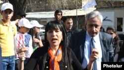 Секретарь фракции ППА Наира Зограбрян во время предвыборной кампании, 26 апреля 2013 г. 