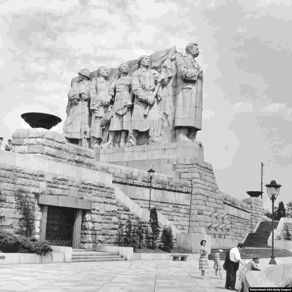 The Stalin monument seen in the summer of 1960 The granite and concrete behemoth stood from 1955 until 1962, when it was blasted into rubble amid the Soviet Union's "de-Stalinization" drive. A giant metronome now waves in its place.