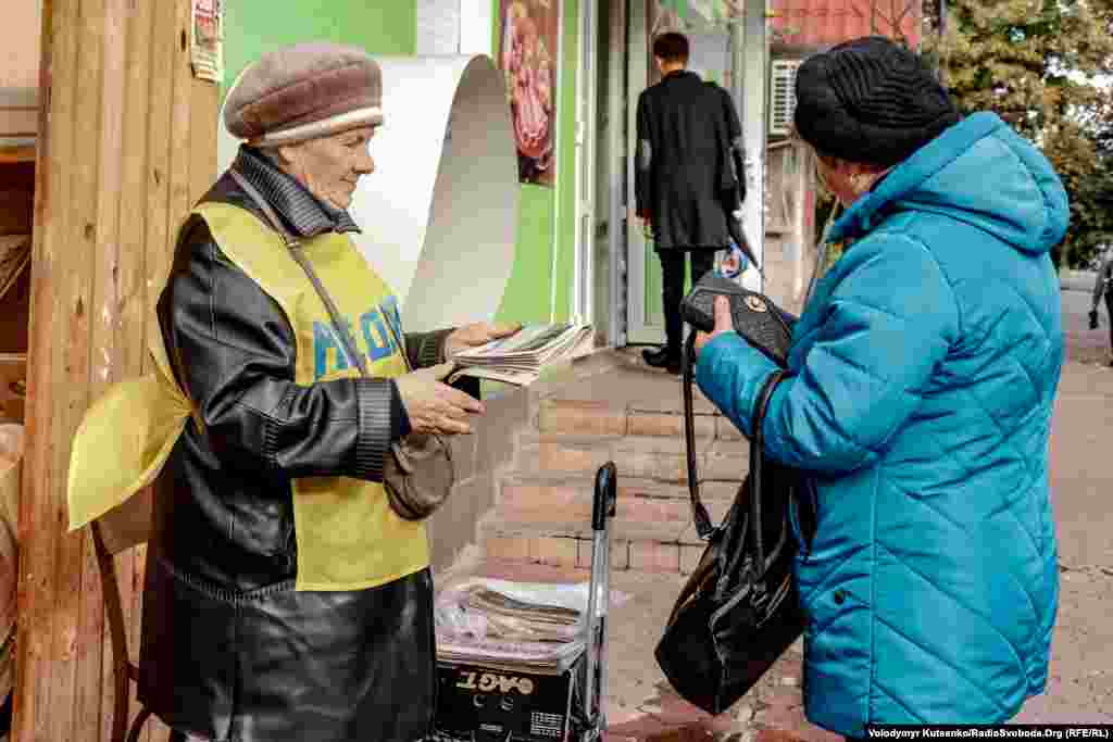 На вулицях Глухова, біля аптек і магазинів завжди можна зустріти місцевих бабусь, які продають у роздріб свіжу регіональну пресу. Здебільшого так продають обласні інформаційні газети «Неделя» та «Кур’єр». Вартість будь-якої газети становить 5 гривень. За словами продавчині, від кожної проданої газети вона отримує 50 копійок чистого прибутку