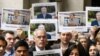 “BBC World Service” bölüminiň ýolbaşçysy Piter Horroks (ortada) we BBC-niň işgärleri žurnalist Orunbaý Osmanowyň tussag edilmegine protest bildirýärler, London, 22-nji iýun.