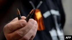 Liderul local Viaceslav Ponomarev arată muniție găsită după schimbul de focuri de la un punct de control de la Slaviansk, 20 aprilie 2014