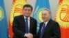Президенты Кыргызстана и Казахстана Сооронбай Жээнбеков и Нурсултан Назарбаев. Астана, 25 декабря 2017 года.