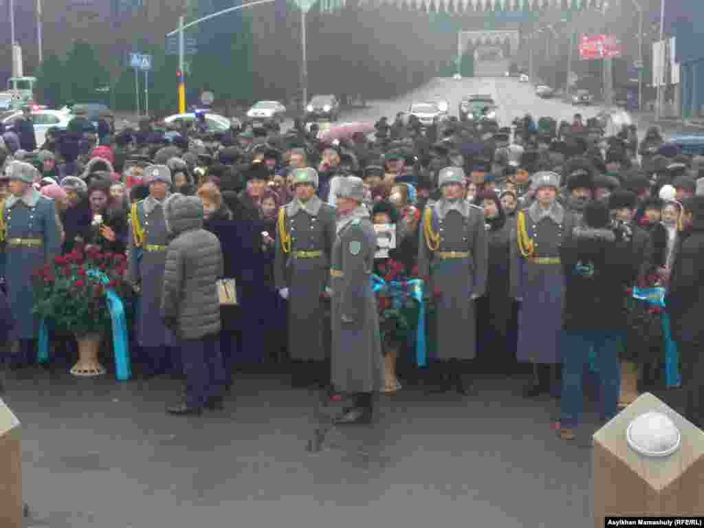 Собравшимся на церемонию не позволили возложить цветы к монументу, пока не прибудет аким города Бауыржан Байбек. 