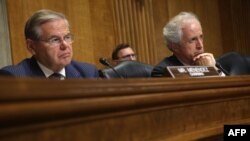 Sen. Robert Menendez (D-NJ) (L) și Sen. Bob Corker (R-TN) la audierile din Congres