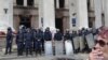 Міліція біля Будинку профспілок в Одесі на ранок після пожежі, 3 травня 2014 року