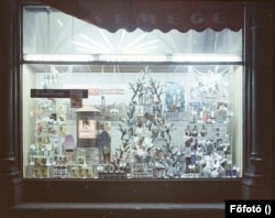 Így nézett ki egy Csemege karácsonyi italkínálata 1969-ben. A Közért vállalat mellett működött Magyarországon negyven éven keresztül a Csemege Kereskedelmi Vállalat, jogelődjét 1952-ben alapították