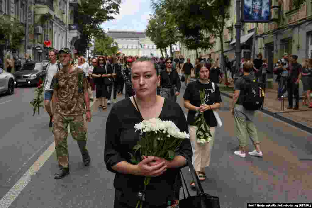 Mourners lined the street in Kyiv for the funeral of Ukrainian journalist Viktoria Roshchyna, who died in Russian captivity.