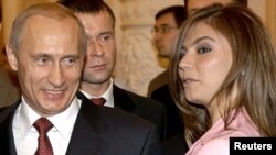 Лідер РФ Володимир Путін і гімнастка Аліна Кабаєва, архівне фото, 2004 рік
