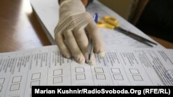 В неділю, 25 жовтня, в Україні тривають вибори до місцевих органів влади
