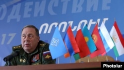 Armenia - Colonel-General Anatoly Sidorov, head of the joint chiefs of staff of the Collective Security Treaty Organization, at a news conference in Yerevan, 7Oct2017.