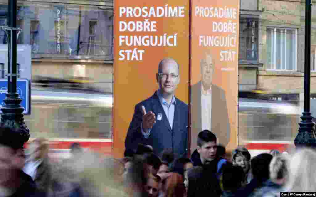 Afișe electorale la Praga cu liderii social-democrați cehi Bohuslav Sobotka (stîngat) și Jaroslav Zahradil. Sloganul este: "Vom impune un stat care funcționează bine."