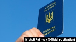 Стаття 4 Основного закону передбачає, що в Україні існує єдине громадянство