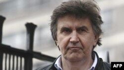 Ejup Ganić po izlasku iz policijske stanice u Londonu, 12. mart 2010. 