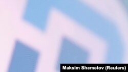 Az orosz médiaszabályozó hatóság, a Roszkomnadzor logója tükröződik egy YouTube-oldalon