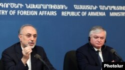 Глава МИД Ирана Али Акбар Салехи (слева) и глава МИД Армении Эдвард Налбандян в ходе совместной пресс-конференции в Ереване, 8 ноября 2011 г.
