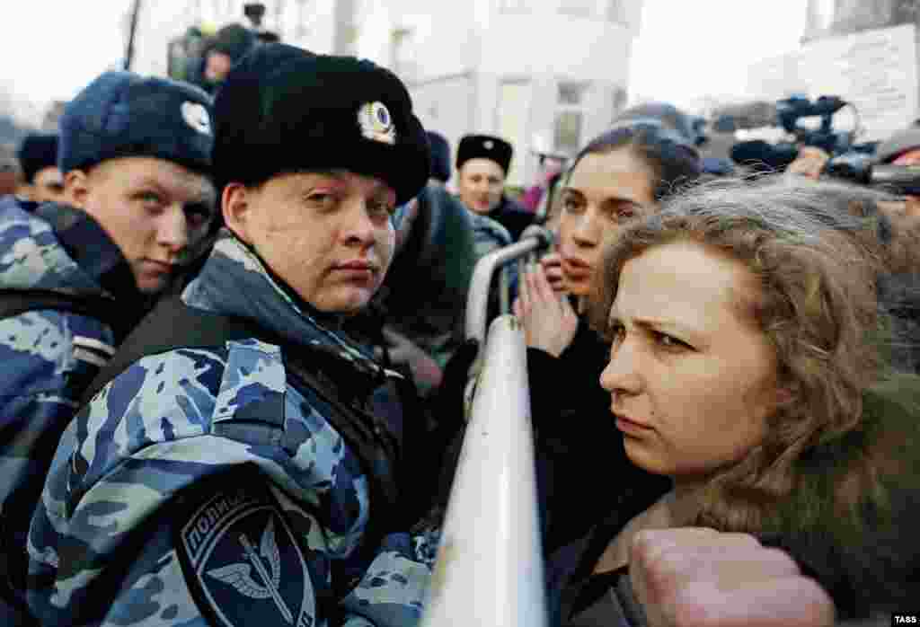 Мария Алехина и Надежда Толоконникова активно поддерживали фигурантов "Болотного дела" – на фото они спорят с полицейскими у здания Замоскворецкого суда, где 21 февраля 2014 года был оглашен приговор "узникам Болотной".