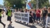 Sa protesta se zahteva smena Marka Krička, komandanta Jedinice za zaštitu određenih objekata i ličnosti (JZO) i hitno procesuiranje i sankcionisanje za zlostavljanje i mučenje privedenih osoba